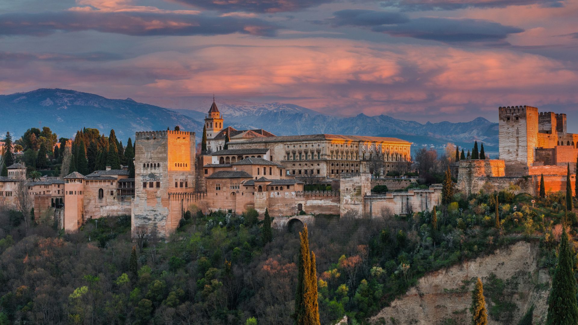 Palácio de Alhambra ao amanhecer em Granada