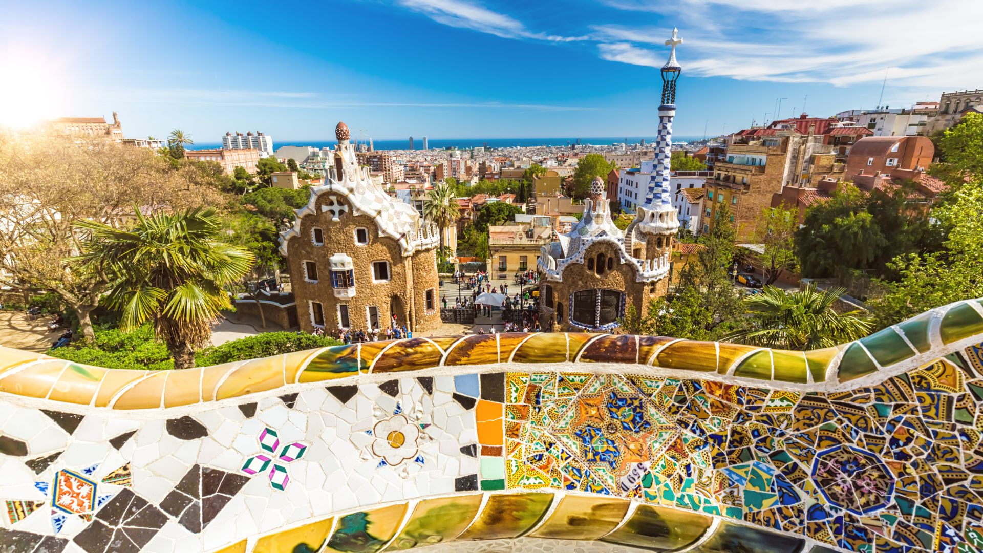 Park Güell em Barcelona com seus mosaicos coloridos